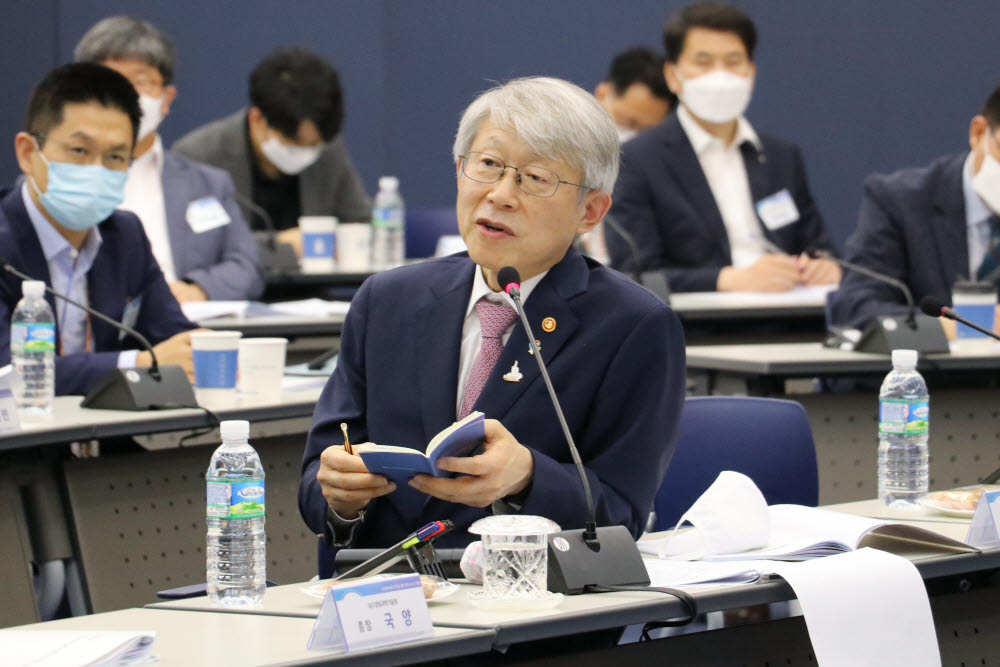 지역경제 활력 제고를 위한 DGIST 현장 간담회에 참석한 최기영 과학기술정보통신부 장관이 기업 질문에 답변하고 있다