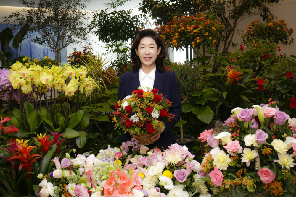 이어룡 대신금융그룹 회장이 플라워 버킷챌린지에 동참하고 그룹 임직원에게 꽃바구니를 선물했다. (사진=대신금융그룹)