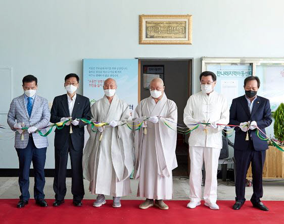 이정환 한국주택금융공사 사장(왼쪽 두 번째)과 정각스님 국민행복실철운동본부 이사장(왼쪽 세 번째)이 행사 관계자들과 기념촬영을 하고 있다.