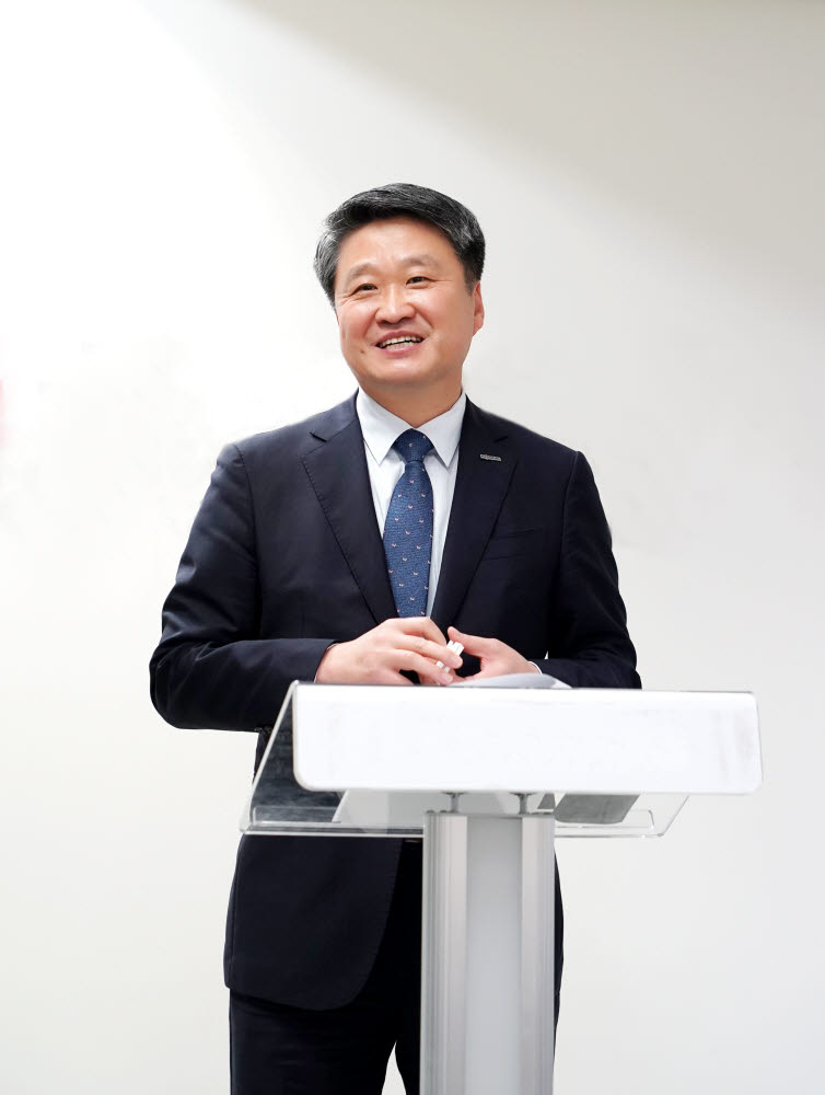 김학도 중진공 이사장 "코로나19 위기 상황 패션중소기업에 사업전환 적극 지원"