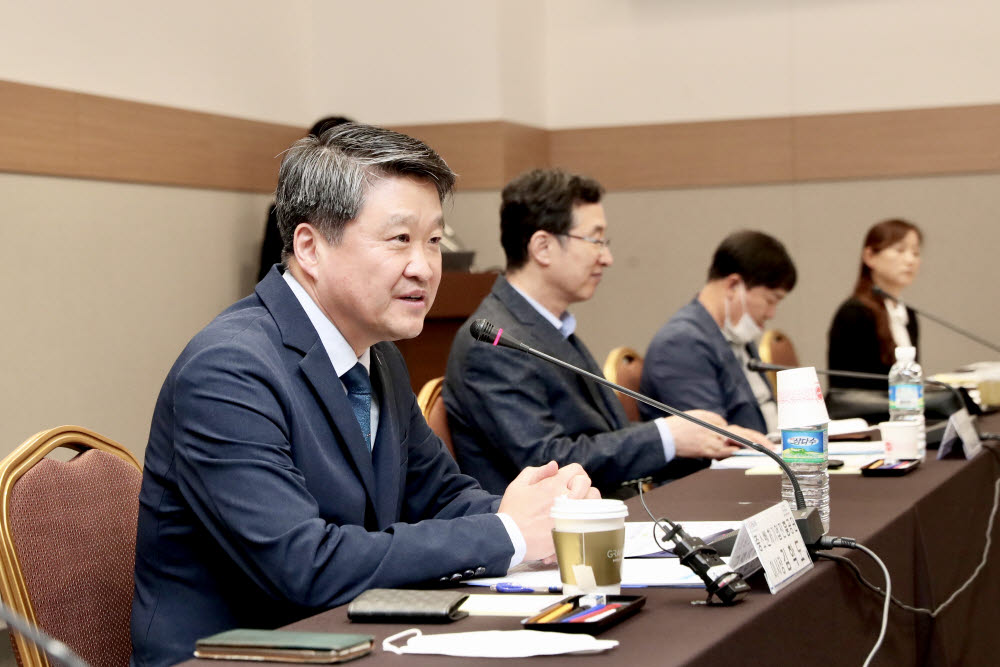 17일 서울 삼성동 코엑스에서 열린 패션업계 중소벤처기업 간담회에서 김학도 이사장(왼쪽)이 모두발언을 하고 있다