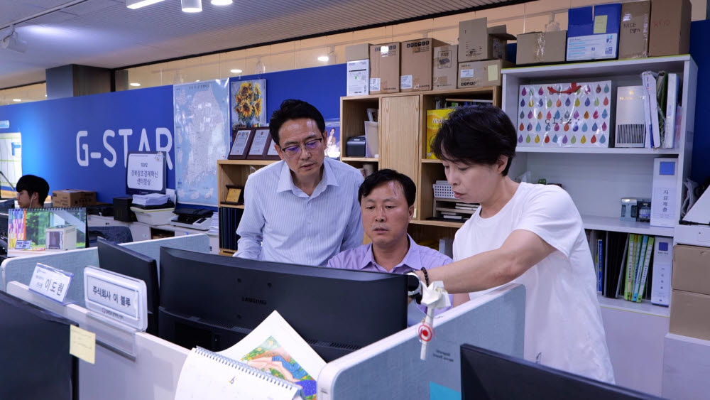 경북창조경제혁신센터에서 이나현 e블루채널 대표(오른쪽)와 직원들이 회의를 하고 있다.