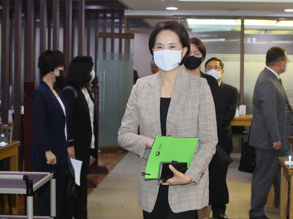 유은혜 교육부 장관이 17일 국회 의원회관에서 교육위원회 당정청협의를 마치고 나오고 있다. 연합뉴스.