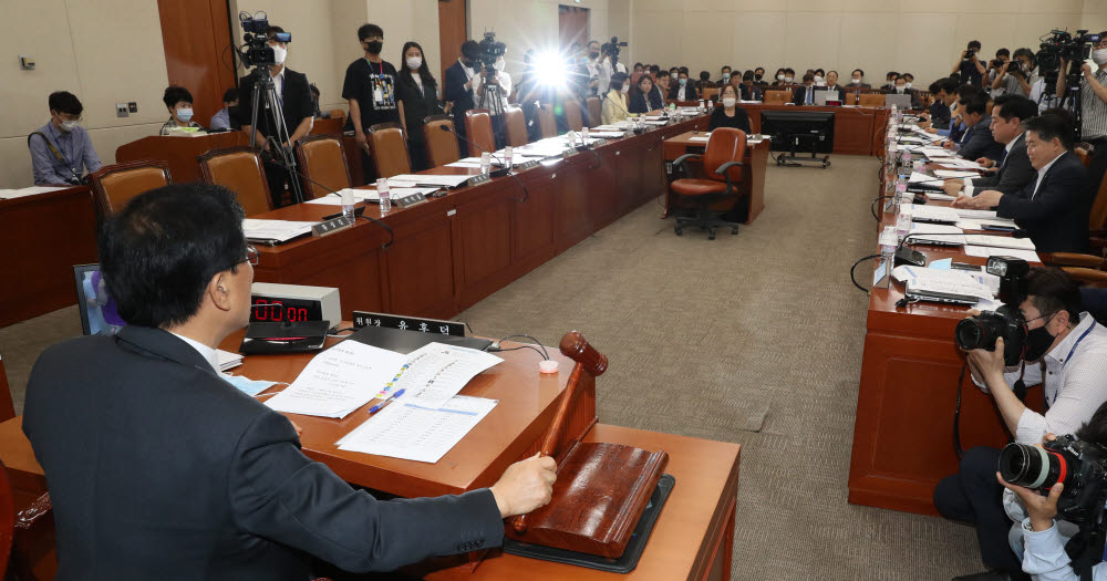 윤후덕 국회 기획재정위원장이 17일 오후 서울 여의도 국회에서 열린 기획재정위 전체회의에서 의사봉을 두드리고 있다. 연합뉴스.