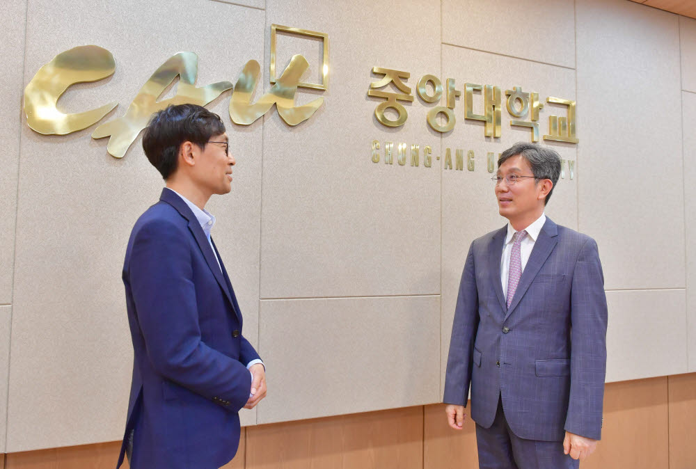 (왼쪽부터)이호준 전자신문 정치정책부장과 김원용 한국기술지주회사협회장