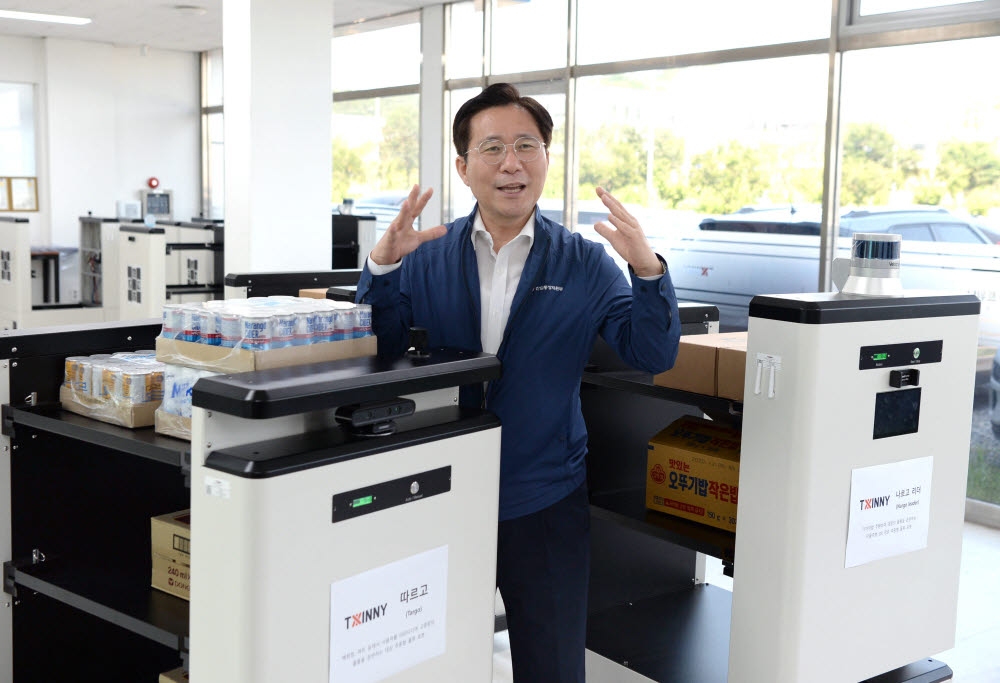 성윤모 산업통상자원부 장관은 22일 대전 소재 물류로봇 제조업체 트위니를 방문해 업계 애로사항을 청취했다.