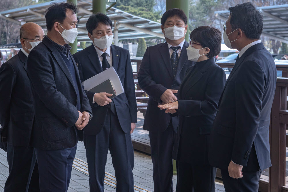 김진숙 한국도로공사 신임 사장이 취임직후 이천휴게소 관계자들을 만나 코로나19로 인한 현재 상황과 고충을 듣고 있다