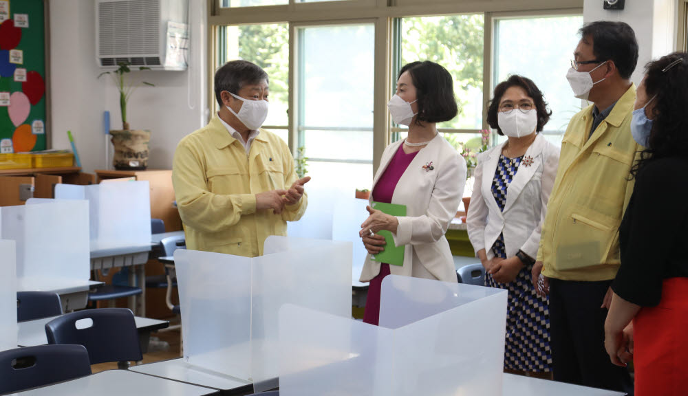 박백범 교육부 차관(왼쪽)이 서울 한 초등학교를 찾아 교내 코로나19 예방 대책 및 방역 상황을 점검하고 있는 모습. <연합뉴스>