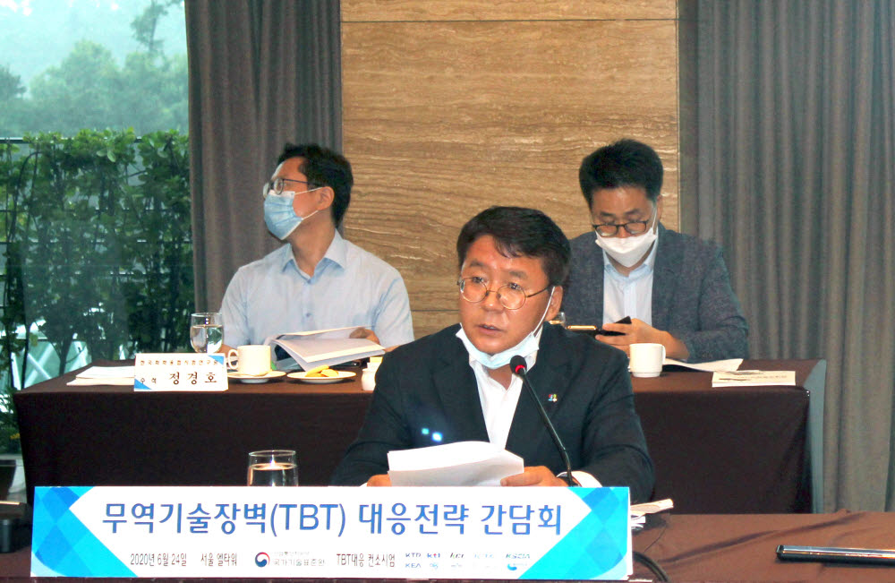 이승우 산업통상자원부 국가기술표준원장이 24일 서울 양재동 엘타워 회의실에서 열린 무역기술장벽(TBT) 대응전략 간담회에서 인사말을 하고 있다.
