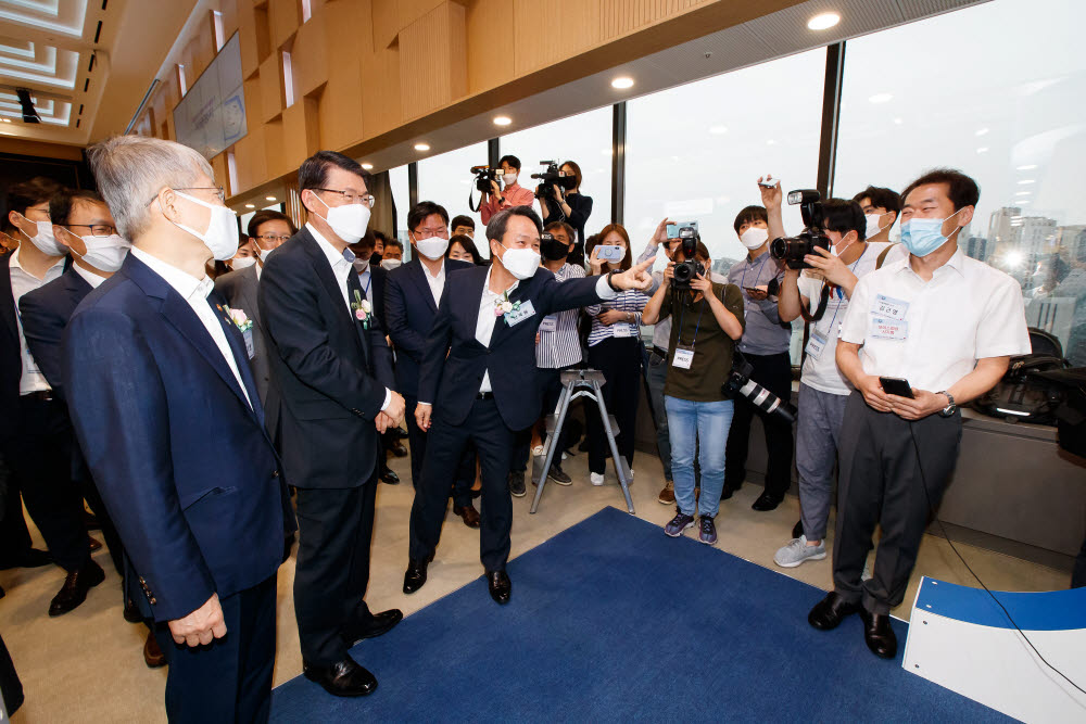 은성수 금융위원장, 최기영 과기정통부 장관, 진옥동 신한은행장 등이 보이스피싱 피해예방 기술 시연을 보고 있다.