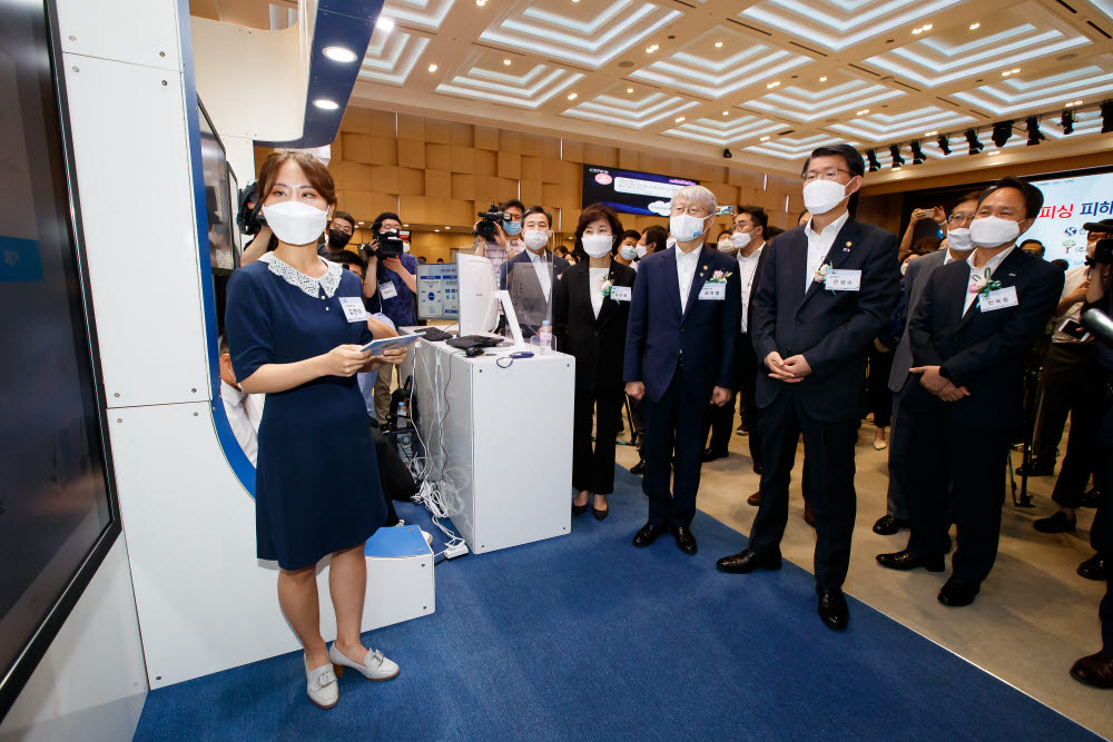 은성수 금융위원장, 최기영 과기정통부 장관, 진옥동 신한은행장 등이 보이스피싱 피해예방 기술 시연을 보고 있다.