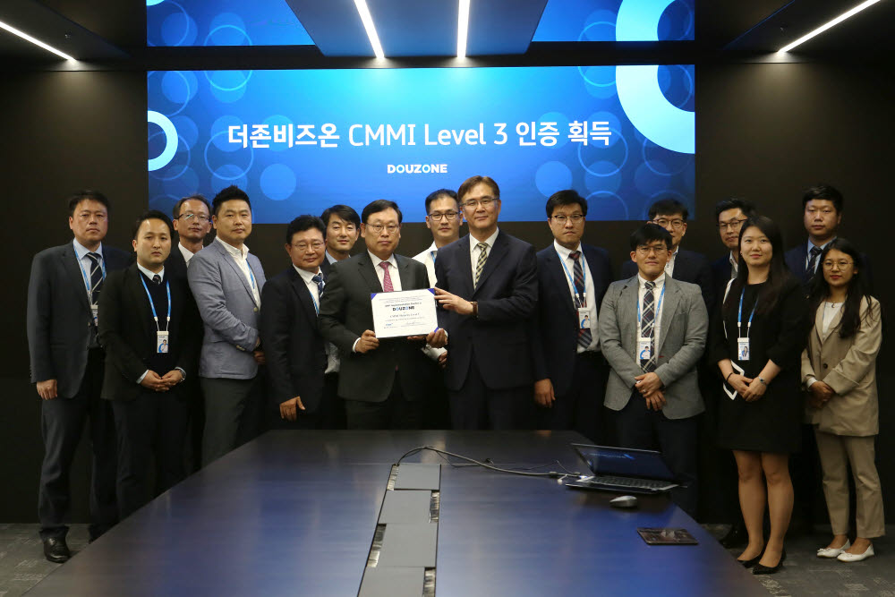 더존비즈온(대표 김용우)이 국제 공인 소프트웨어(SW) 품질관리 인증 CMMI 레벨 3 인증을 획득했다. 인증 획득에 주력한 임직원이 기념촬영했다. 더존비즈온 제공