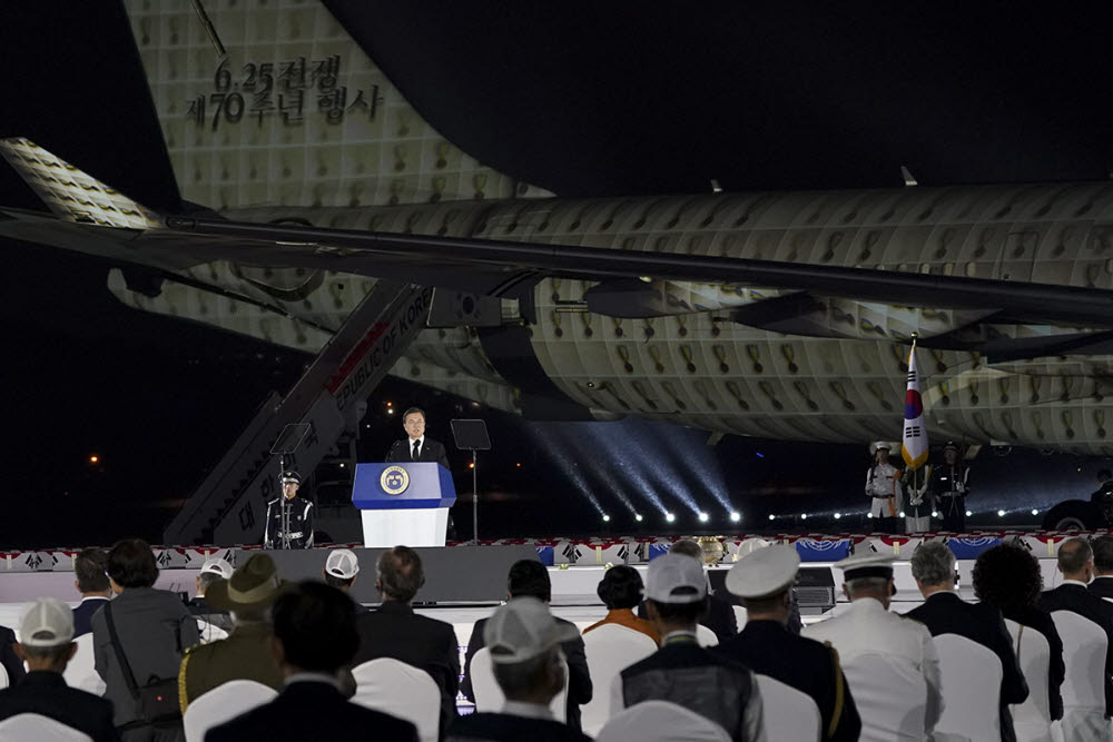 문재인 대통령이 25일 밤 경기 성남 서울공항에서 열린 한국전쟁 70주년 기념식에 참석해 발언하고 있다. 청와대 제공