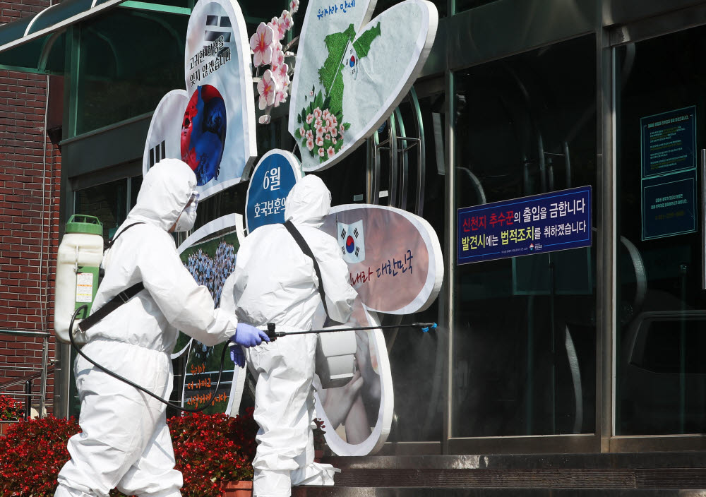 (수원=연합뉴스) 홍기원 기자 = 신종 코로나바이러스 감염증(코로나19) 확진자가 발생한 경기도 수원시 팔달구 수원중앙침례교회에서 28일 오후 팔달구 보건소 관계자들이 건물 주변 방역을 하고 있다. 앞서 27일 수원중앙침례교회에서는 신도 2명과 이들의 가족 1명이 코로나19 확진 판정을 받았다. 2020.6.28 xanadu@yna.co.kr