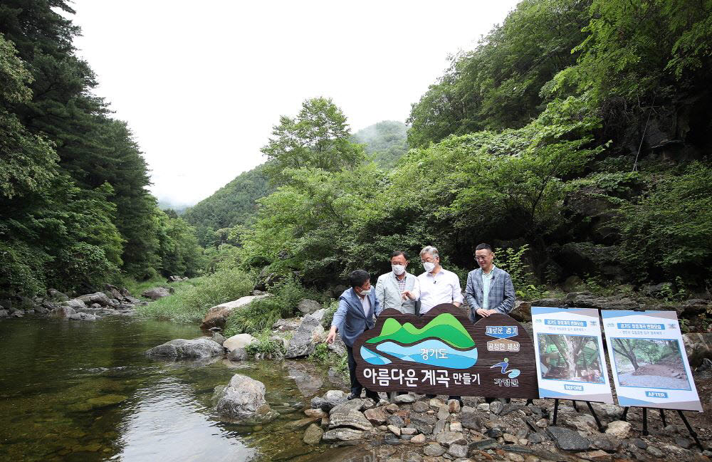 깨끗해진 연인산 용추계곡을 찾은 이재명지사.