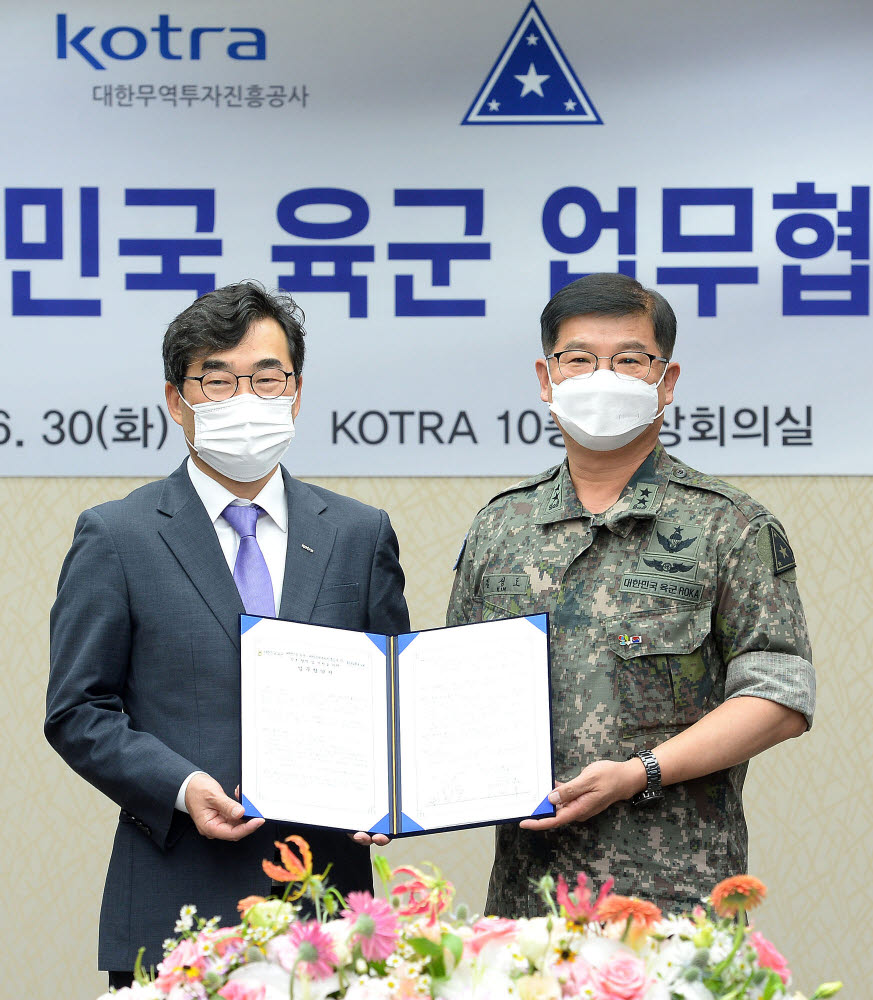 류재원 KOTRA 무역기반본부장(왼쪽)과 김성도 육군 군수참모부장