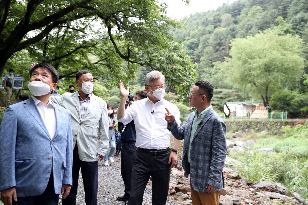 청정계곡만들기를 위해 가평 용추계곡을 찾은 이재명 경기도지사(오른쪽 두 번째).