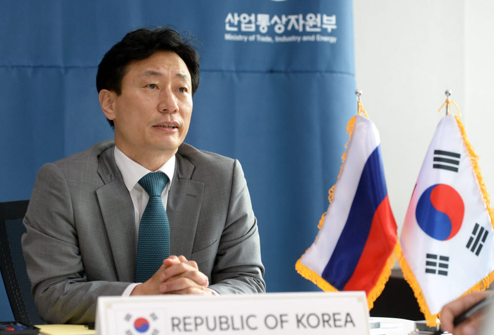 박기영 산업통상자원부 통상차관보가 한-러 산업협력위원회 수석대표간 영상회의에서 발언하고 있다.