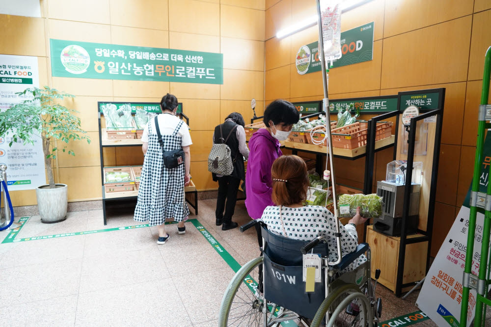 로컬 푸드 직거래 매장이 활기를 띠고 있다. 경기도 고양시에 위치한 로컬 푸드 매장.