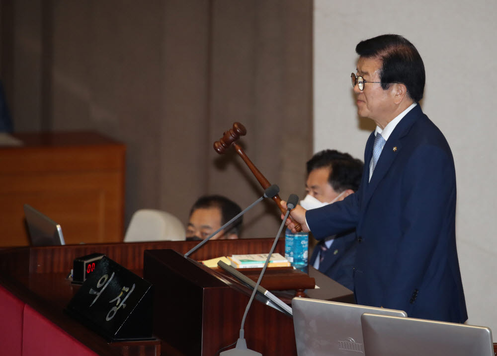 박병석 국회의장이 3일 3차 추가경정예산안을 처리하기 위해 열린 국회 본회의에서 개의를 선언하고 있다. <사진=연합뉴스>