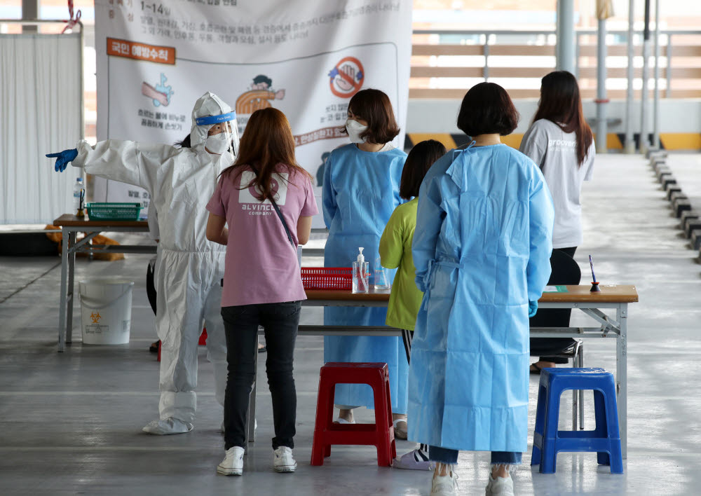 22일 광주 북구보건소 선별진료소에서 신종 코로나바이러스 감염증(코로나19) 검사를 받으려는 시민들이 대기하고 있다. 연합뉴스