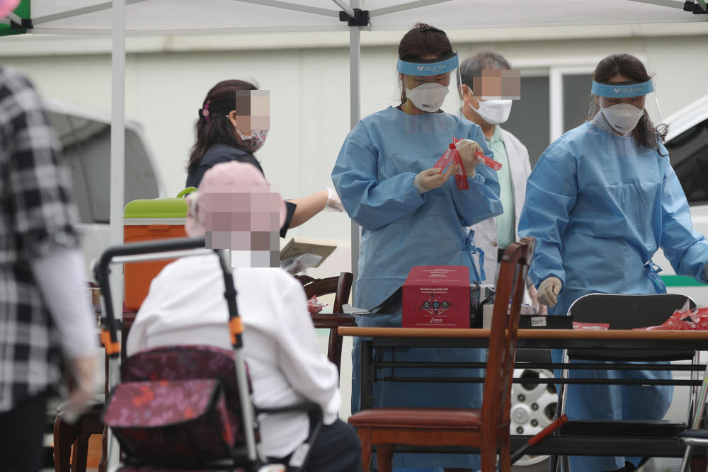 4일 오전 광주 북구 일곡중앙교회 주차장에 마련된 선별진료소에서 방역 당국 관계자들이 신종 코로나바이러스 감염증(코로나19) 검사를 준비하고 있다. 연합뉴스