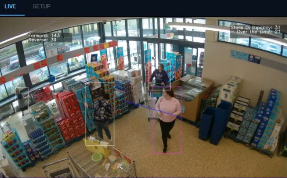 영국 유명 체인점 알디 매장 입구에 AI CCTV가 적용된 모습. ITX엠투엠 제공