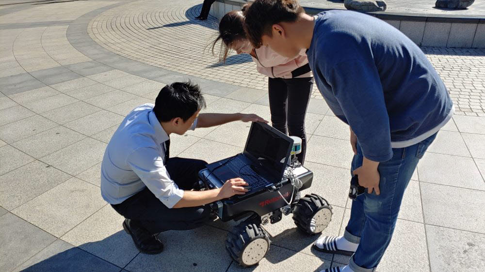 클로봇 연구원들이 실외자율주행 테스트를 하고 있다.