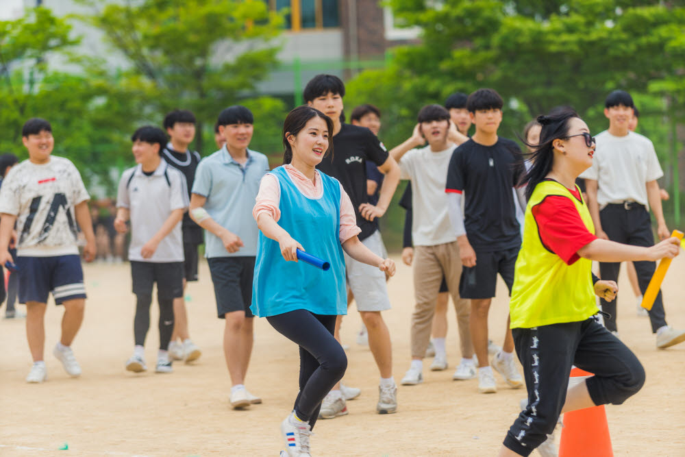 안양 평촌공고 학생들이 체육대회에서 계주를 하고 있다.