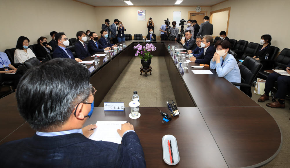 지난 8일 정부서울청사 고위공직자범죄수사처(공수처) 설립준비단 사무실에서 열린 더불어민주당 소속 법제사법위원 공수처 추진상황 점검회의에서 윤호중 법사위원장이 참석 위원, 남기명 공수처 설립준비단장과 대화하고 있다. <사진=연합뉴스>