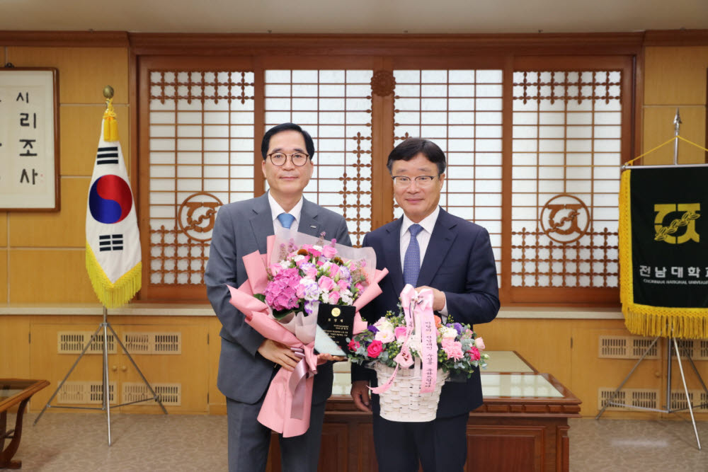 정병석 전남대 총장(오른쪽)이 문해주 한국과학기술단체총연합회 사무총장에게 이달의 전남대인 표창을 수여한 뒤 기념찰영하고 있다.