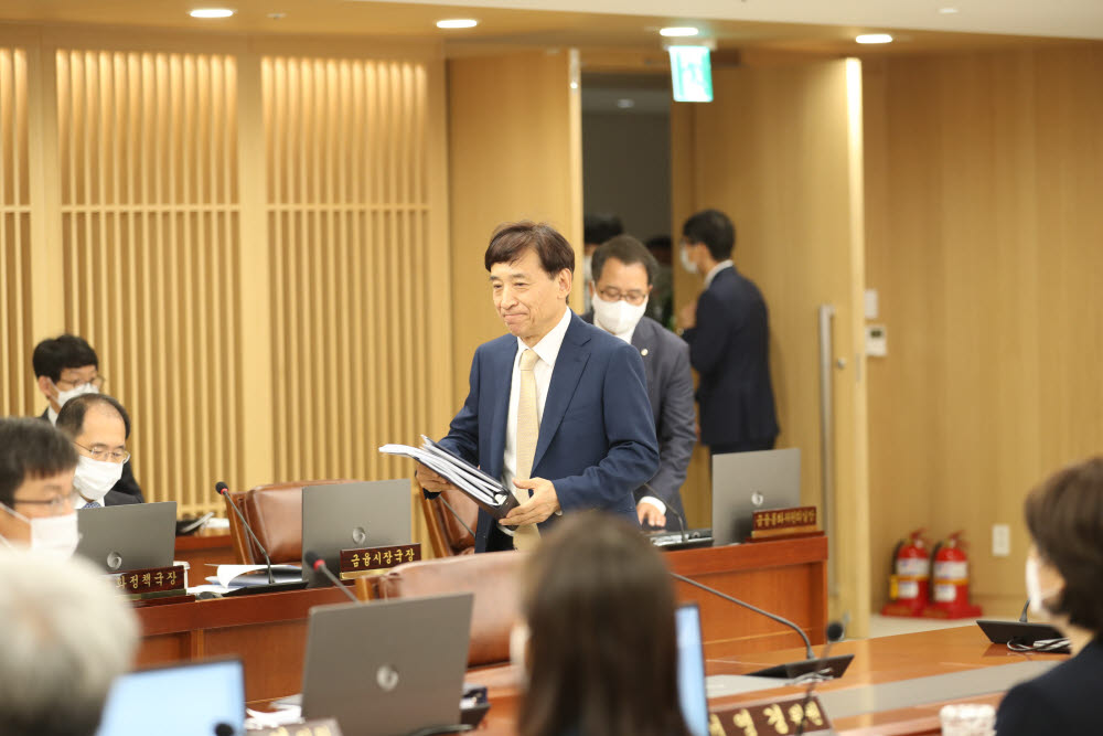 이주열 한국은행 총재가 16일 오전 서울 중구 한국은행에서 열린 금융통화위원회 본회의에 참석하고 있다.