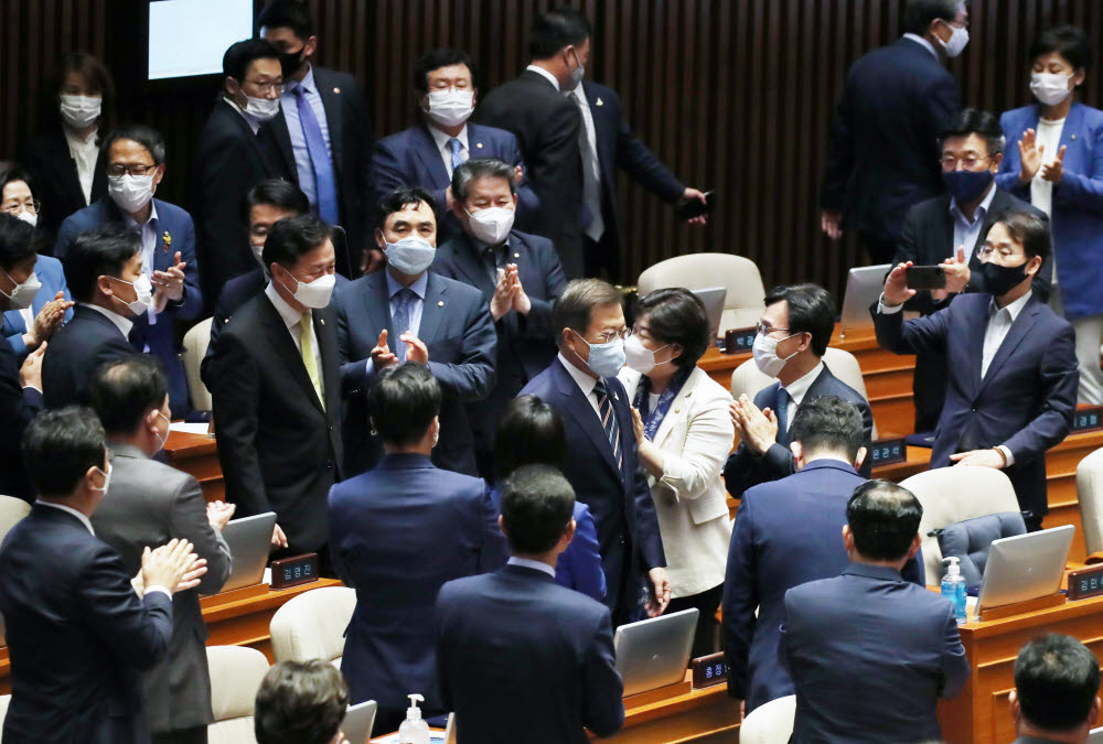 박수 받으며 본회의장 들어서는 문 대통령