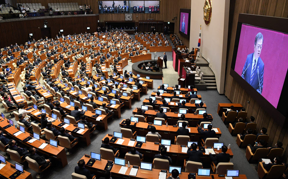 문재인 대통령이 16일 국회 본회의장에서 열린 제21대 국회 개원식에서 개원 축하 연설을 하고 있다. 연합뉴스