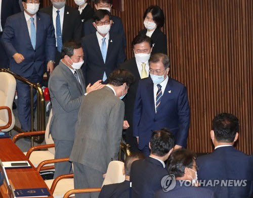 문재인 대통령이 제21대 국회 개원식이 열린 16일 국회 본회의장에서 개원축하 연설을 마치고 퇴장하며 이낙연 의원과 인사하고 있다. 연합뉴스