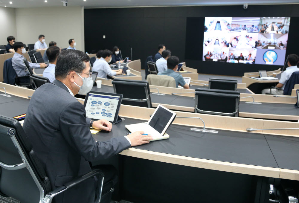 신한카드 사장을 비롯한 전 신한카드 임부서장이 서울 을지로 신한카드 본사 및 각 지역본부 회의실 등 총 9개 포스트에서 화상시스템을 통해 2020년 하반기 사업전략회의를 진행하고 있다.