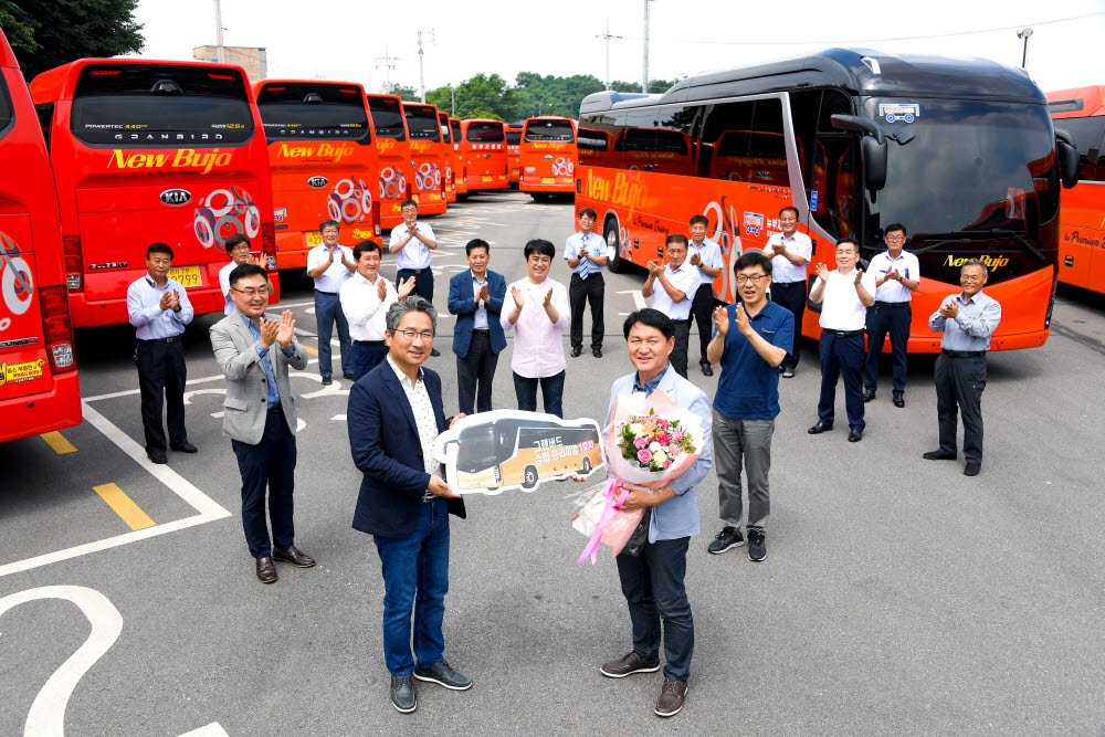 기아자동차는 16일 경기도 평택시 소재 뉴부자관광 차고지에서 그랜버드 슈퍼 프리미엄 1호차 전달식을 가졌다. 기아차 B2B 사업실장 윤승규 상무(왼쪽)와 뉴부자관광 원동호 대표(오른쪽)가 그랜버드 슈퍼 프리미엄 1호차 전달식을 갖고 기념촬영을 하는 모습.