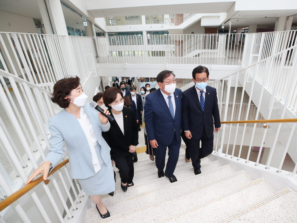 유은혜 부총리 겸 교육부 장관, 김태년 더불어민주당 원내대표, 유기홍 국회 교육위원장, 조희연 서울시 교육감 등이 17일 오후 서울 강서구 공항고등학교에서 열린 그린 스마트 미래학교 사업계획 발표 기자회견에 앞서 홍정희 교장으로부터 학교 시설에 대한 설명을 듣고 있다. 연합뉴스