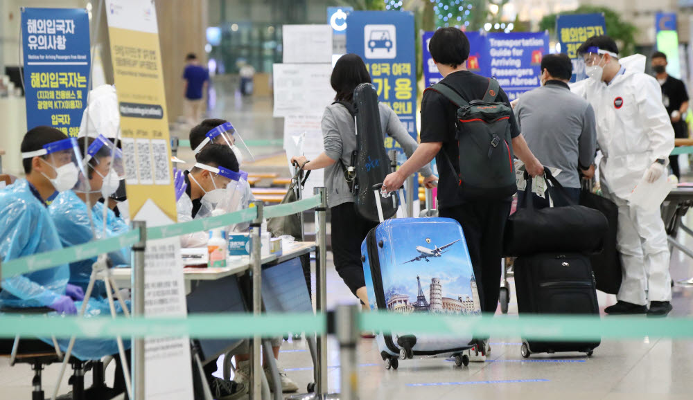 해외유입 코로나19 확진자 수가 급증하고 있다. 사진은 13일 인천국제공항 1터미널 입국장의 모습. 연합뉴스