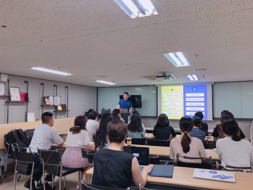 마드라스체크 직원이 강남에 위치한 교육장에서 고객 대상 제품 사용 교육을 진행하고 있다. 마드라스체크 제공