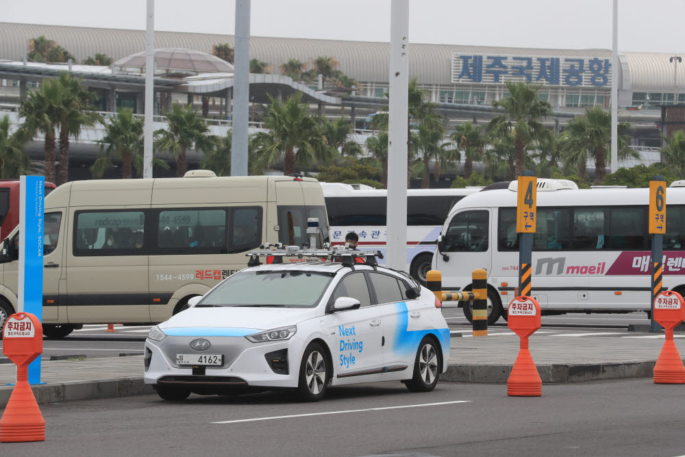 국토교통부와 제주도는 22일 제주국제공항 인근에서 차세대 지능형 교통시스템(C-ITS)을 활용한 자율주행 시연 행사를 열었다. C-ITS는 주행 중인 차량이 도로에 설치된 센서 등을 통해 각종 주변 교통 정보를 주고받는 시스템이다. 사진은 차세대 지능형 교통시스템이 장착된 자율주행차량. <연합뉴스>