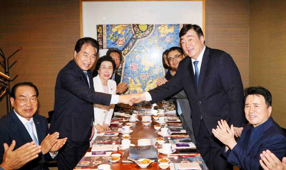 22일 백군기 용인시장이 관내 기업인들과 함께 싱하이밍 주한 중국대사를 만나 활로 개척을 위해 협력해줄 것을 당부하며 악수하고 있다.