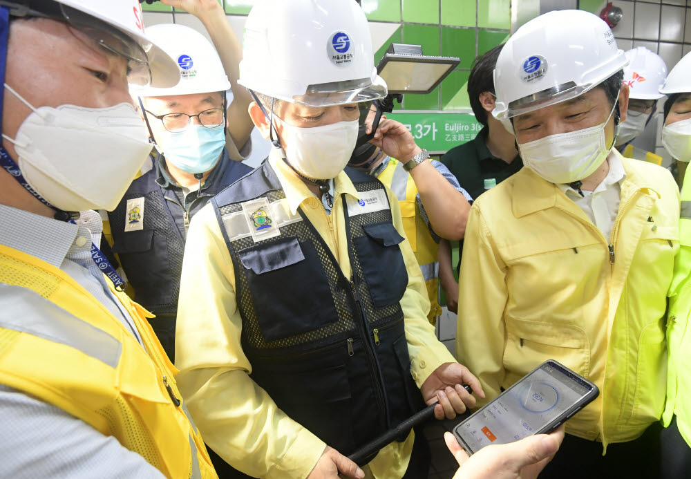 장석영 과학기술정보통신부 제2차관(가운데)과 문용식 한국정보화진흥원장(오른쪽)이 플랫폼 내 5G 속도 측정을 하고 있다.