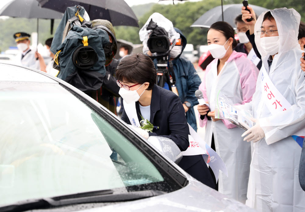 '화물차엔 왕눈이, 승용차는 안전띠' 국토부·도로공사 등 교통안전 캠페인