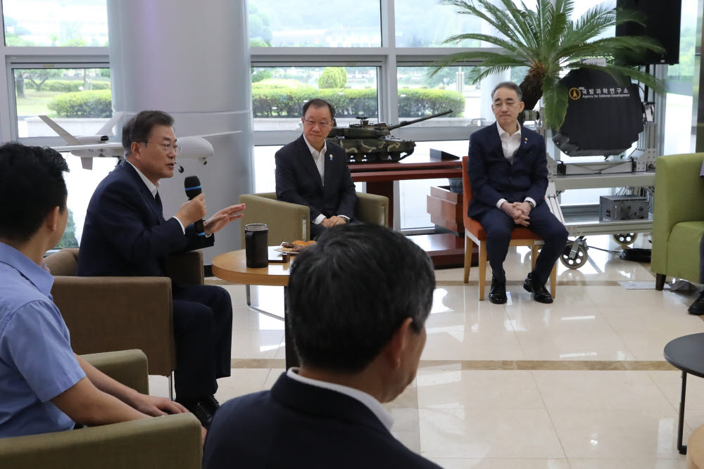 문재인 대통령이 23일 대전 유성에 위치한 국방과학연구소에서 첨단 무기와 군사장비를 시찰한 뒤 연구진과 가진 간담회에서 발언하고 있다. 연구소 로비에 마련된 간담회장에 국방과학연구소 주도로 국내 기술진이 개발한 다기능위상배열(AESA) 레이더(맨 오른쪽)가 전시돼 있다. 연합뉴스