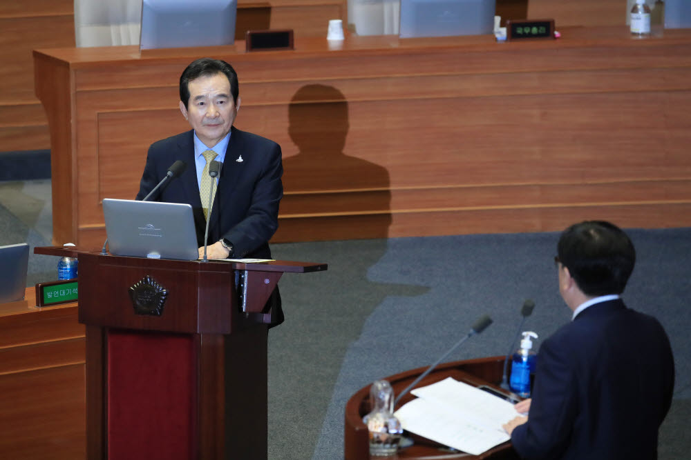 정세균 국무총리가 23일 국회 본회의에서 서병수 미래통합당 의원의 대정부 질문에 답하고 있다. <사진=연합뉴스>