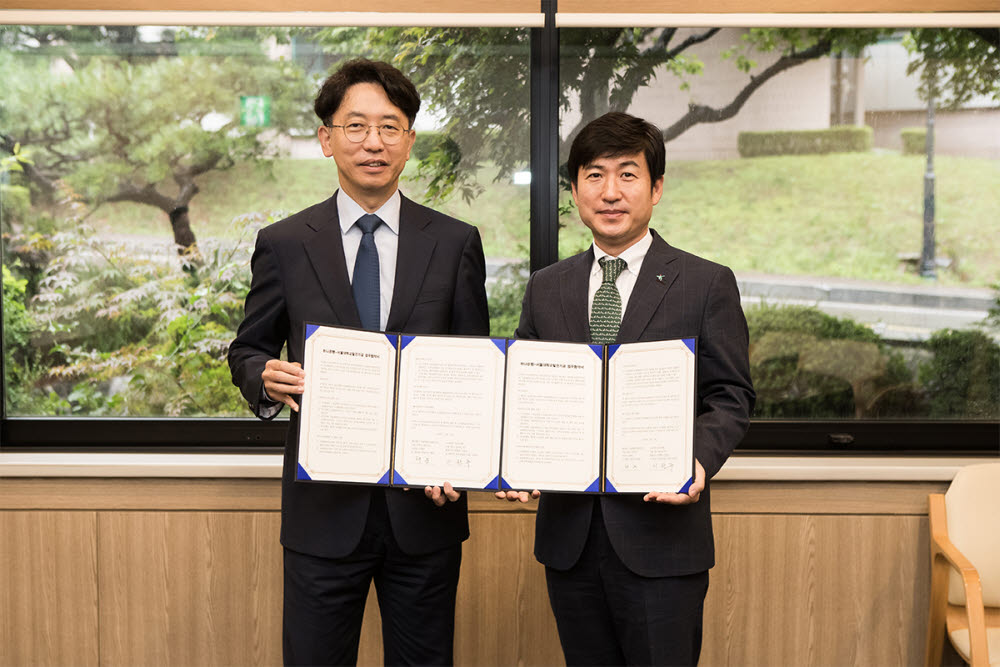 이원주 하나은행 신탁사업단장(오른쪽)이 채준 서울대학교발전기금 상임이사와 기념촬영을 하고 있다.