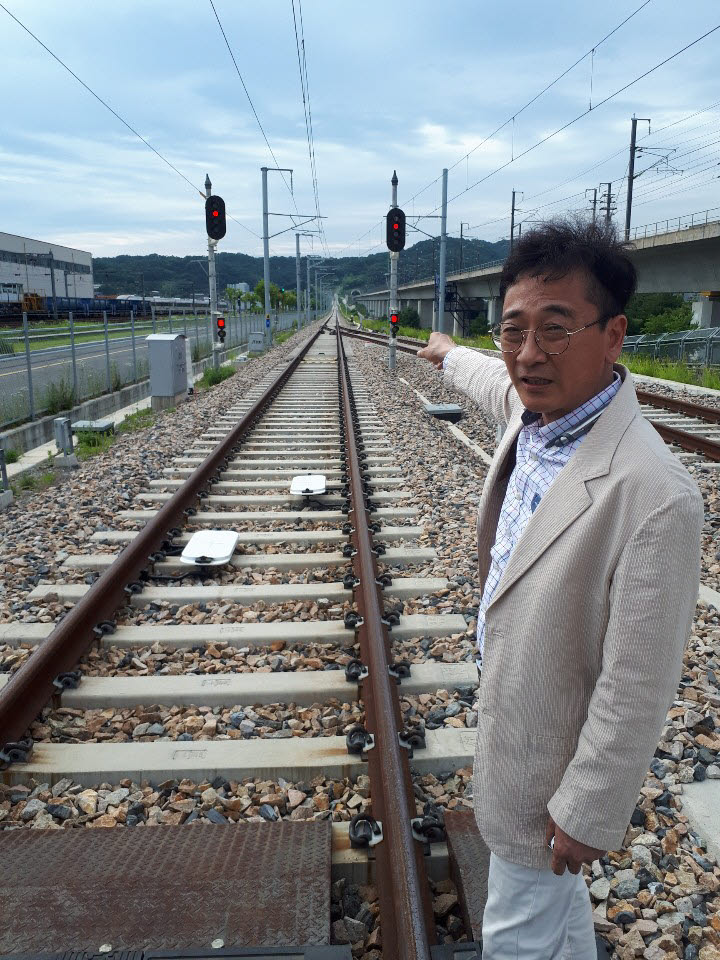 고태환 운영팀장이 시험선로에 대해 설명하는 모습.