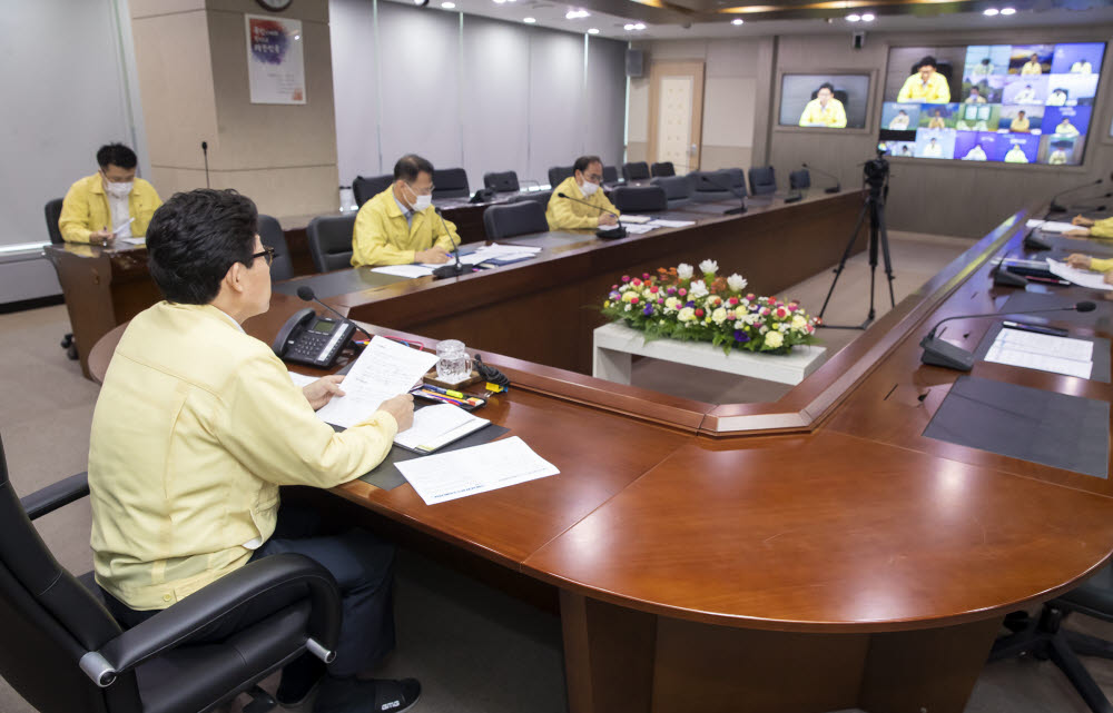 조명래 환경부 장관, 수돗물 유충 발생 관련 지자체와 영상회의