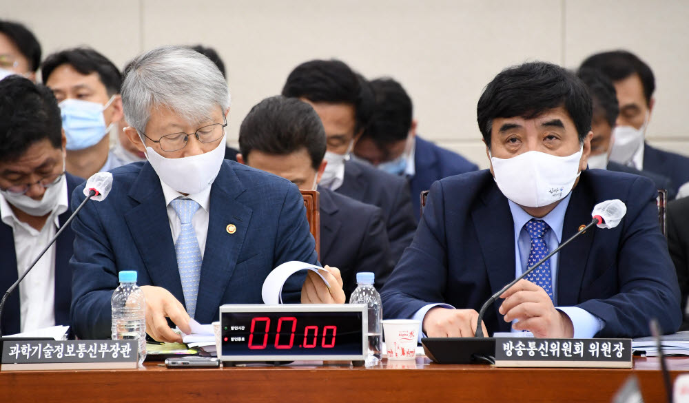 최기영 과학기술정보통신부 장관이 28일 서울 여의도 국회에서 열린 과학기술정보방송통신위원회 전체회의에서 자료를 살펴보고 있다. 오른쪽은 한상혁 방송통신위원장.